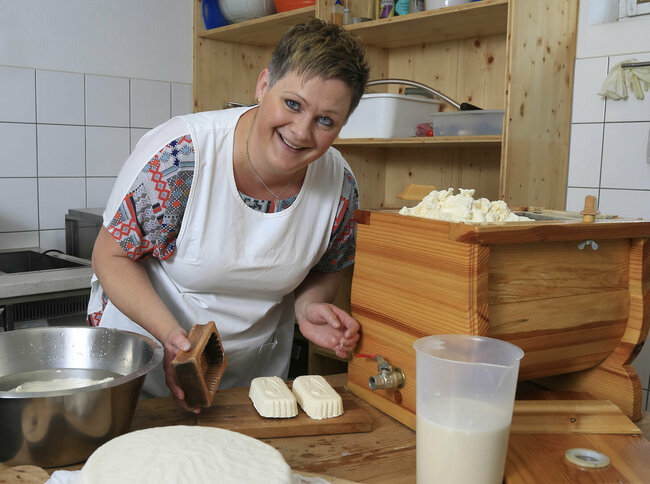 Höfe Trail, Butter machen Höfe Trail: Anja Ebner vom Niescherhof beim Buttermachen