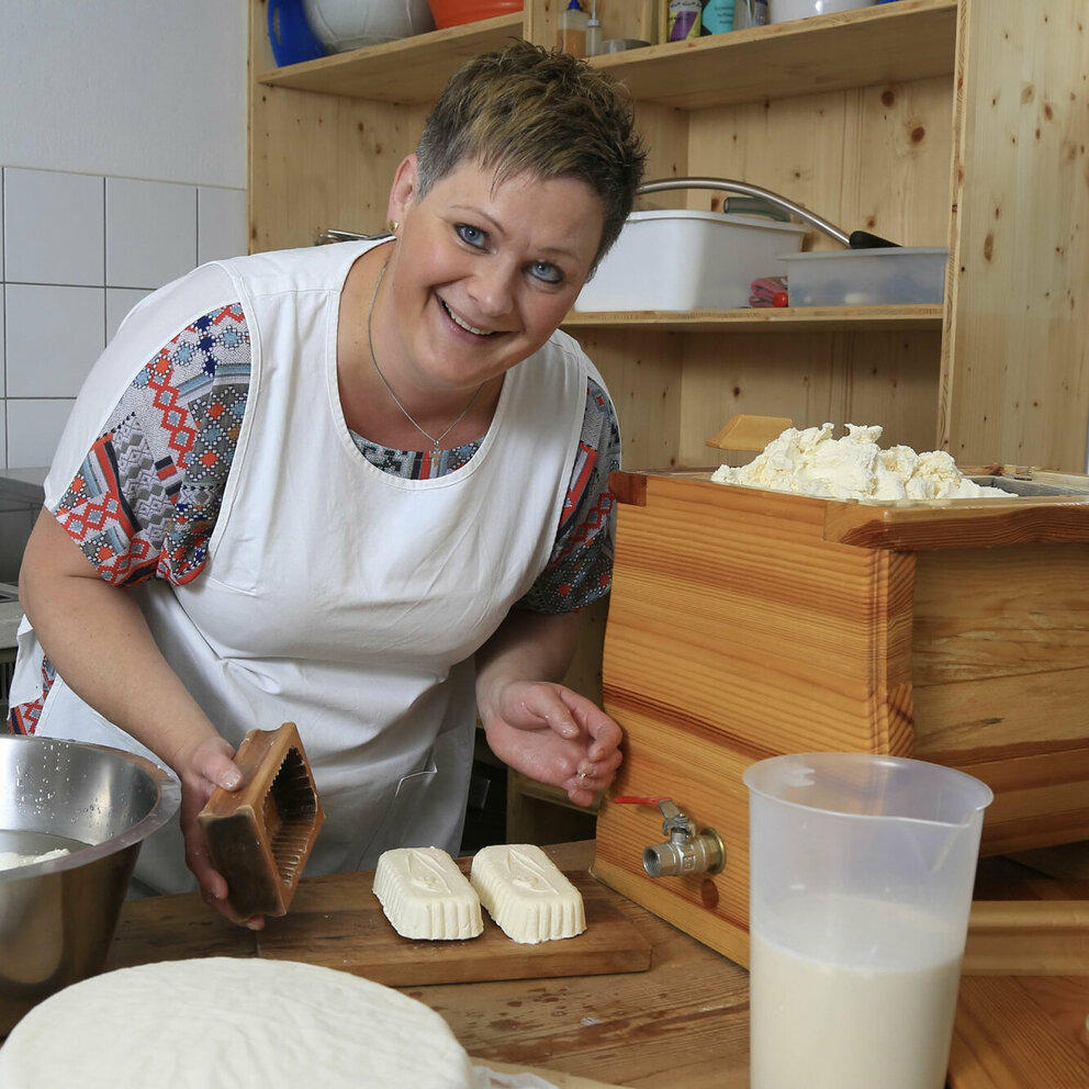 Höfe Trail, Butter machen Höfe Trail: Anja Ebner vom Niescherhof beim Buttermachen