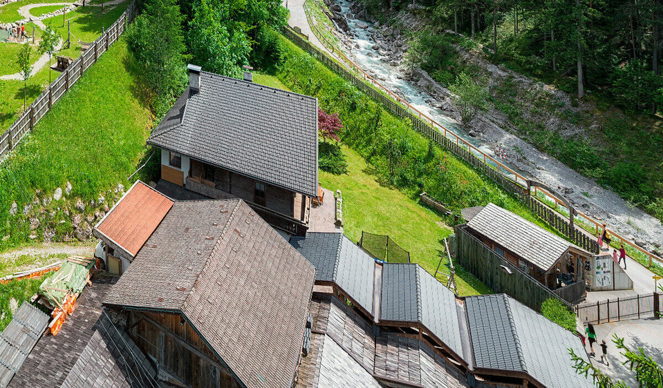 Blick auf die Jausenstation Galitzenklamm Inmitten sommerlicher Landschaft liegt die Jausenstation idyllisch am klaren Galitzenbach – eine einladende Raststätte aus der Vogelperspektive