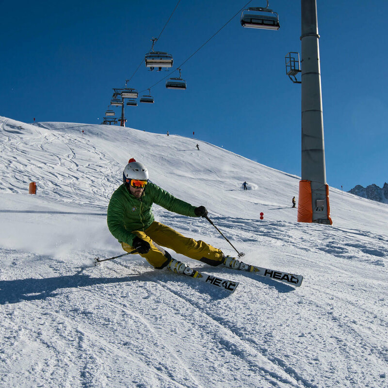 Skizentrum St. Jakob Ein Skifahrer im Skizentrum St. Jakob i. D..