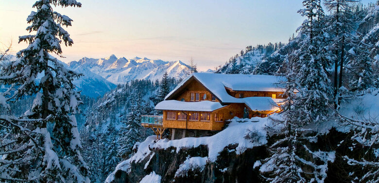 Dolomitenhütte Lienzer Dolomiten Die Dolomitenhütte auf einem Felsen in den Lienzer Dolomiten im Winter in der Dämmerung.