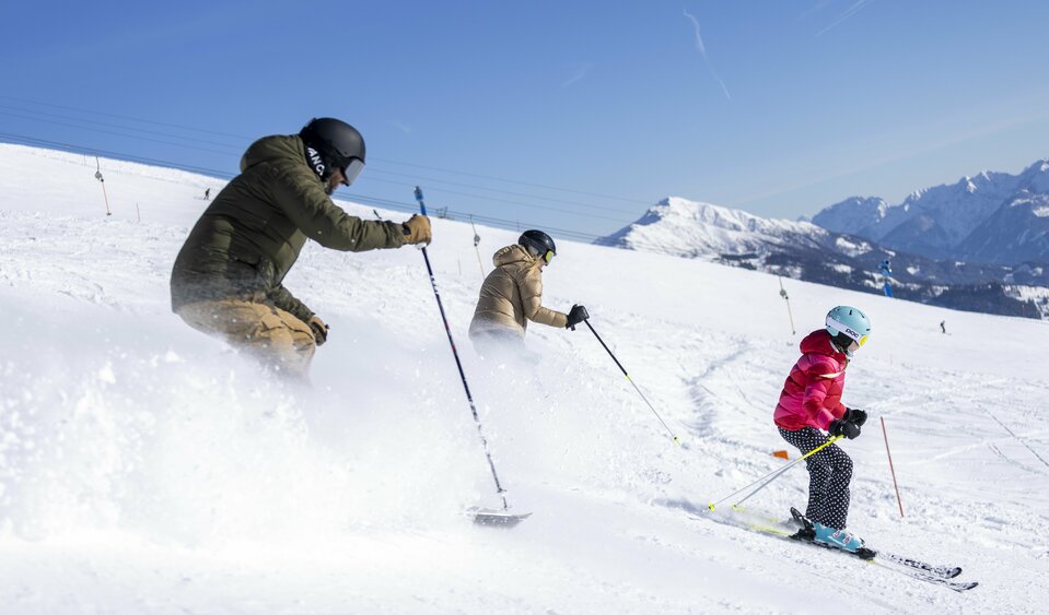 Familie beim Skifahren im Skigebiet Zettersfeld Lienz