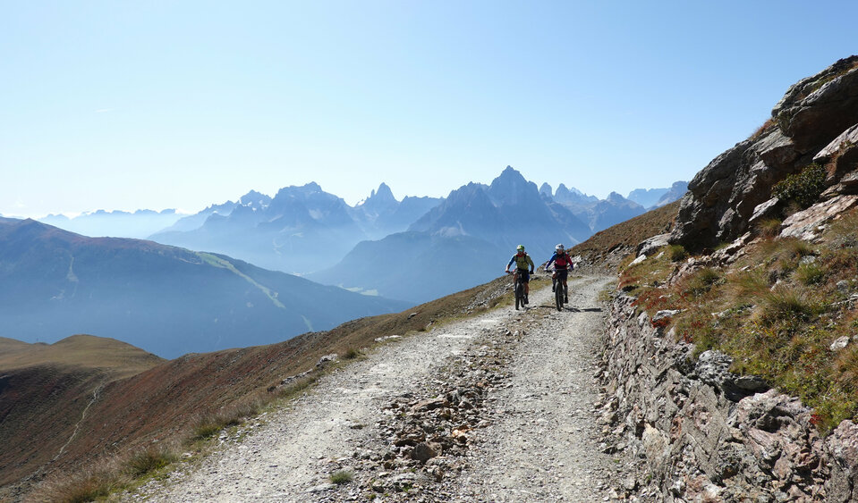 Biken am Berg-Radl-Weg Biken mit einem gigantischen Bergpanorama