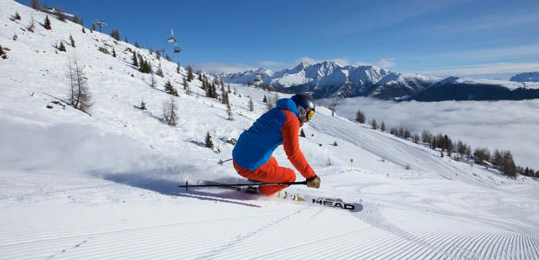 Skifahrer in Sillian Skifahrer bei der Abfahrt in Sillian