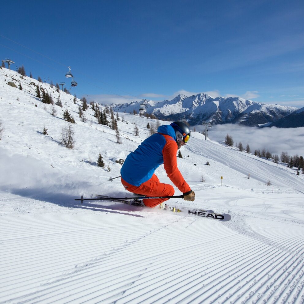 Skifahrer in Sillian Skifahrer bei der Abfahrt in Sillian