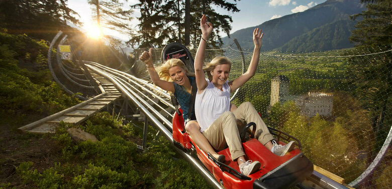 Osttirodler Das Bild zeigt 2 Frauen auf der Sommerrodelbahn "Osttirodler" in Lienz