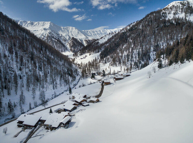 Skitourenhotspot Kalkstein Herzassvillgraten Blick ins Tal beim Skitourenhotspot Herz-Ass Villgraten
