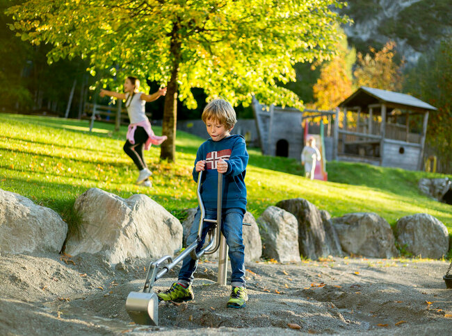 Spielplatz Galitzenklamm Ein Junge sitzt auf einem Spielgerät auf dem Spielplatz in der Galitzenklamm.