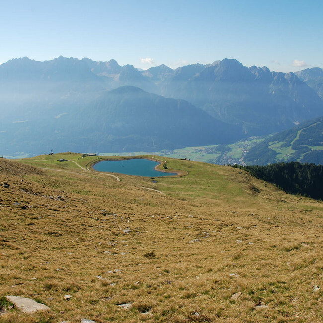 Zettersfeld Speicherteich am Zettersfeld mit Blick auf den Lienzer Talboden und umliegende Berge der Lienzer Dolomiten