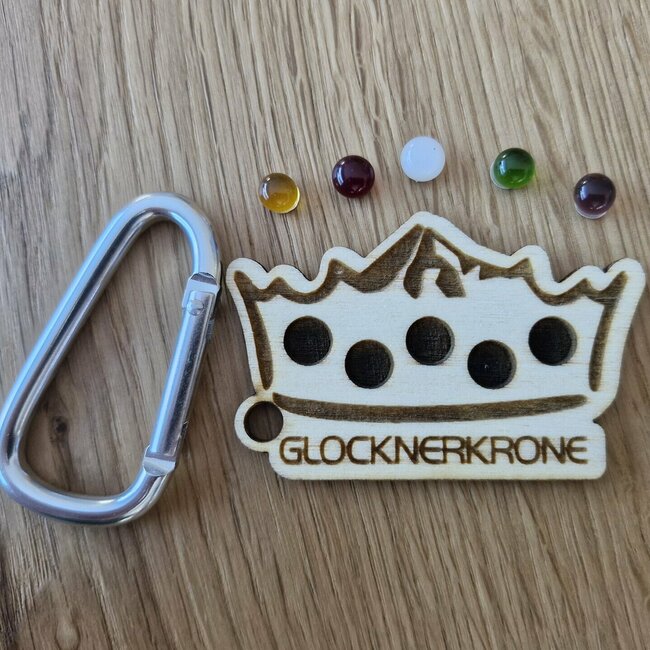 Glocknerkrone aus Holz mit den möglichen Juwelen Holzkrone zum Weitwanderweg Glocknerkrone in Kals am Großglockner, mit Fokus auf Juwelen sammeln.