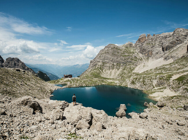 Karlsbader Huette Laserzsee Klarer Laserzsee bei der Karlsbader Hütte umgeben von schroffen Felsen.