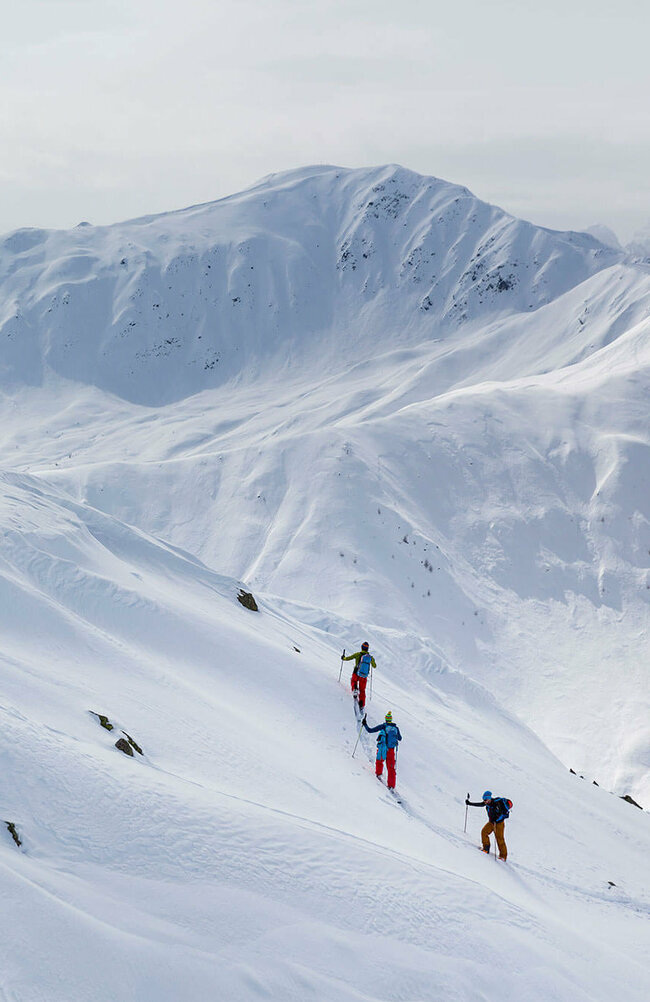 Skitouren Herzassvillgraten Kalkstein Skitourengeher:innen auf der Herz-Ass in einer verschneiten Berglandschaft im Villgratental