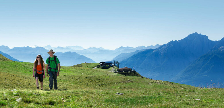 Zettersfeld wandern Paar wandert im Sommer am Zettersfeld vom Steinermanndl startend