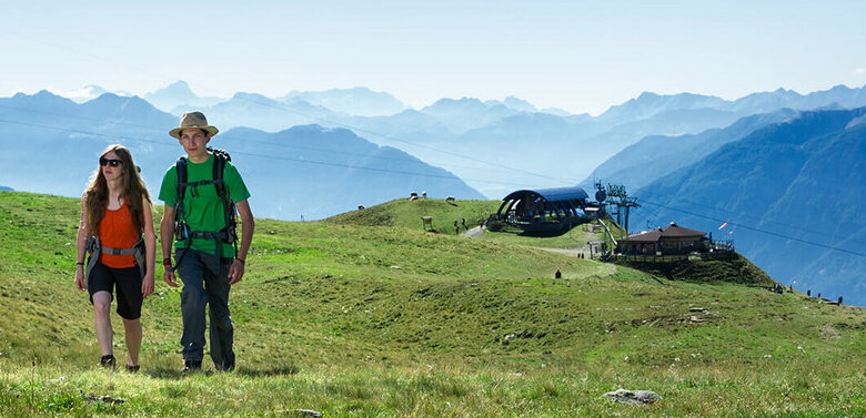 Zettersfeld wandern Paar wandert im Sommer am Zettersfeld vom Steinermanndl startend