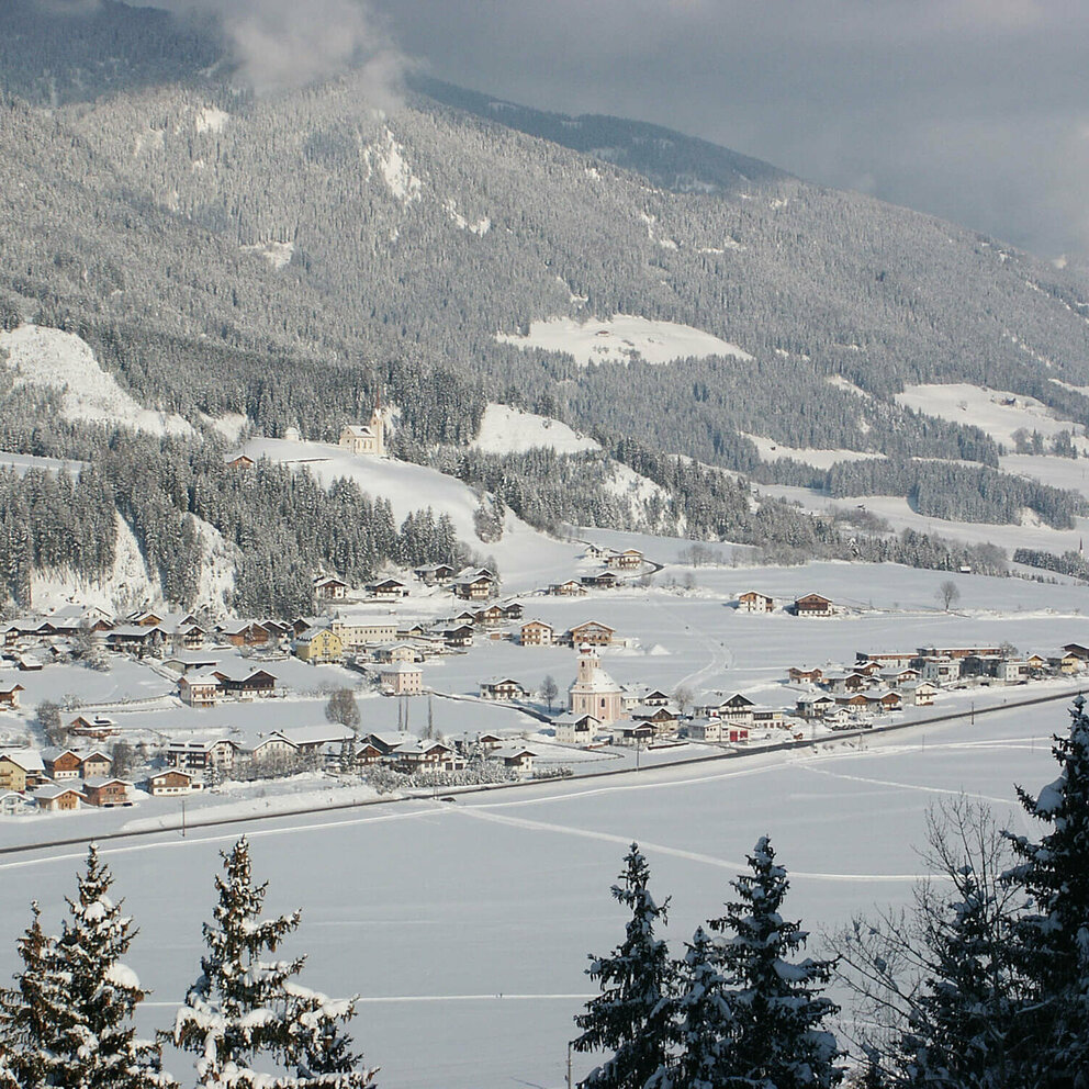 Ortsansicht Srassen Aufnahme des Ortes Strassen von oben in winterlicher Umgebung und frisch verschneite Wäldern.