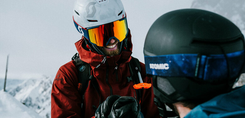 Das Glücksgefühl am Gipfel. Zwei Skitourengeher sind am Gipfel der Roten Wand im Defereggental in Osttirol angekommen und gratulieren sich gegenseitig zu ihrem Erfolg.