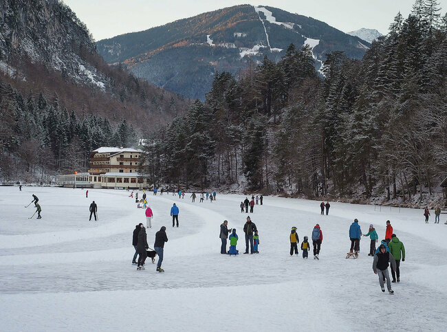 Eislaufen am Tristachersee Reges Treiben beim Eislaufen auf dem zugefrorenen Tristachersee.