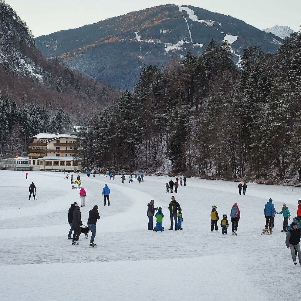 Eislaufen am Tristachersee Reges Treiben beim Eislaufen auf dem zugefrorenen Tristachersee.