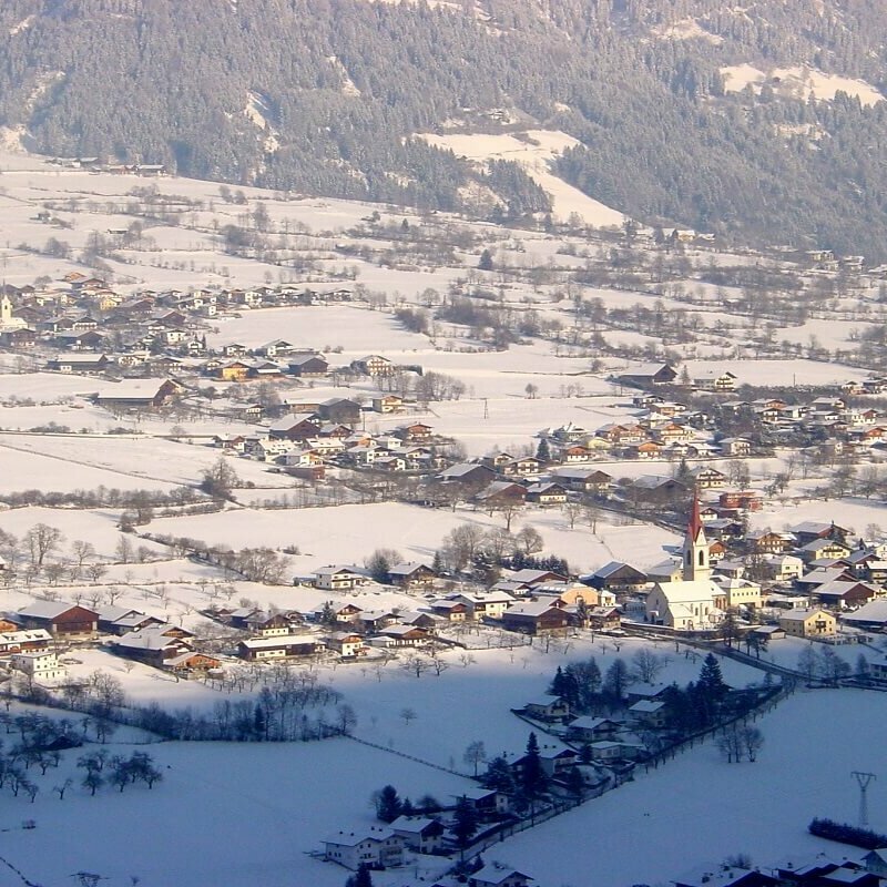 Oberlienz Blick auf Oberlienz im Winter. Das Dorf ist mit Schnee bedeckt.