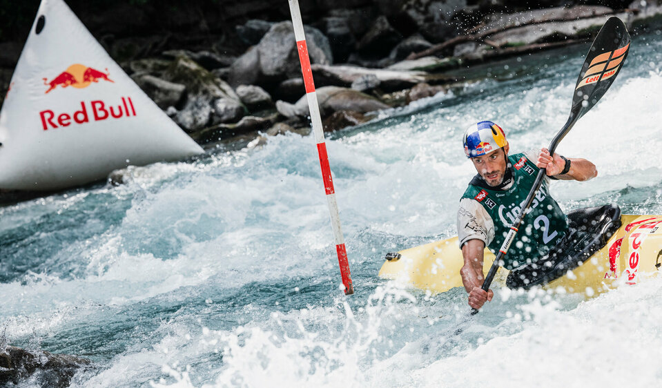 Durch die wilden Wasser in Lienz mit dem Kayak müssen sich die Sportlerinnen und Sportler auf der letzten Etappe zum Hauptplatz in Lienz kämpfen. Sie beenden das Rennen.