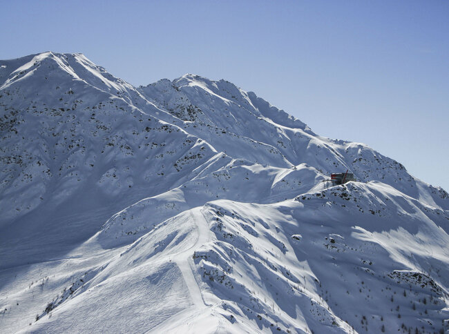 Adlerlounge Großglocknerresort Blick auf die Adlerlounge im Großglockner Resort an einem herrlichen Wintertag mit viel Schnee.