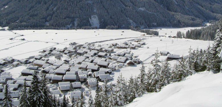Obertilliach Verschneite Dorfansicht von Obertilliach aus der Luft mit Blick auf den schneebedeckten Hohen Bösring.