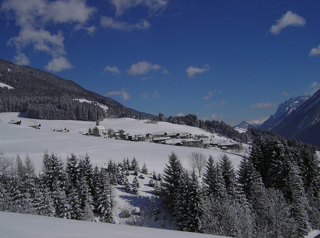 Abfaltersbach Winter Blick hinauf auf den Weiler Abfaltern im tiefen Winter bei strahlendem Sonnenschein.