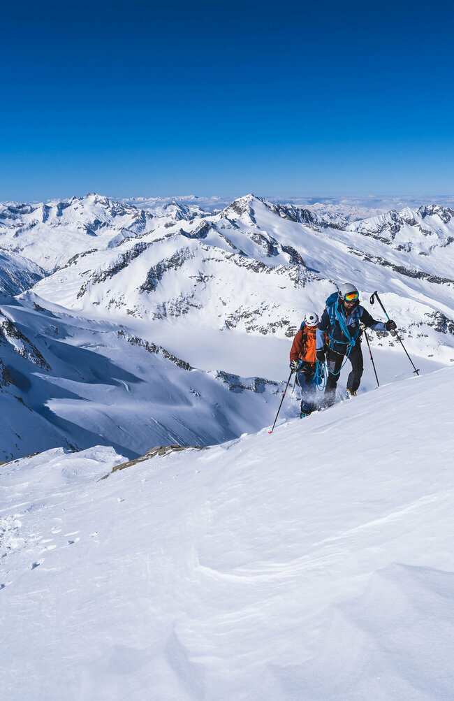 Skitourengeher:innen auf den letzten Metern zum Gipfel des Großen Geigers