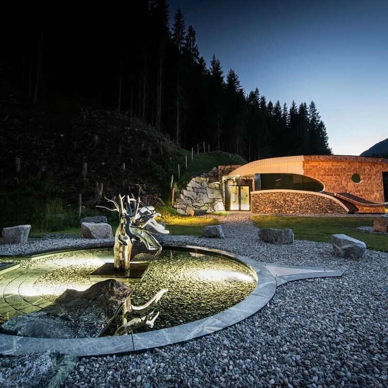 Heil- und Thermalwasser Defregger Heilwasser-Gebäude nachts stimmungsvoll beleuchtet