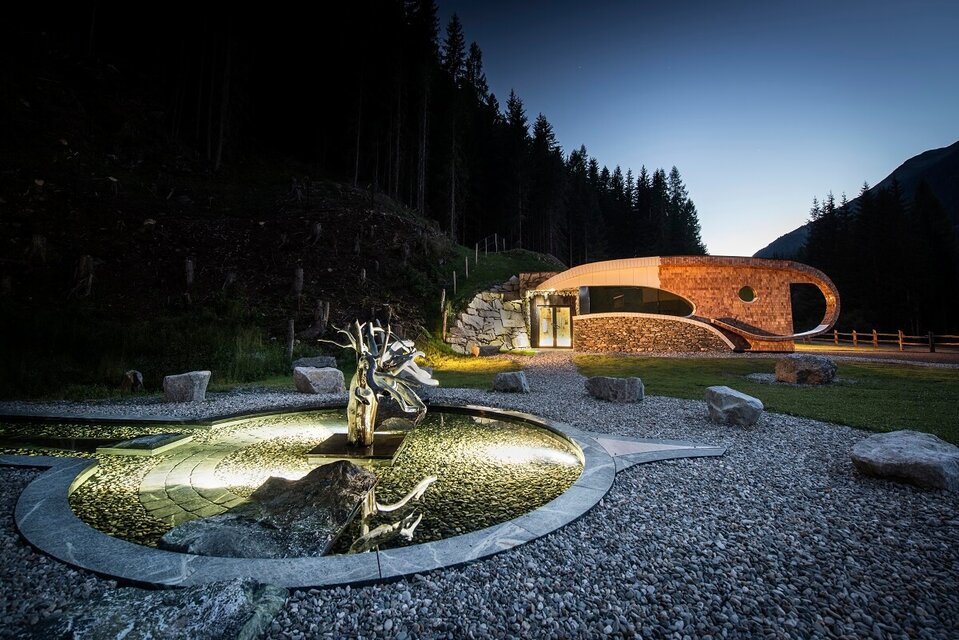 Heil- und Thermalwasser Defregger Heilwasser-Gebäude nachts stimmungsvoll beleuchtet