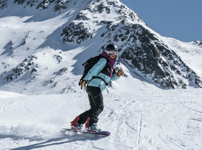 St. Jakob Snowboard Ein Snowboarder auf einer Abfahrt im Skizentrum St. Jakob i. D..