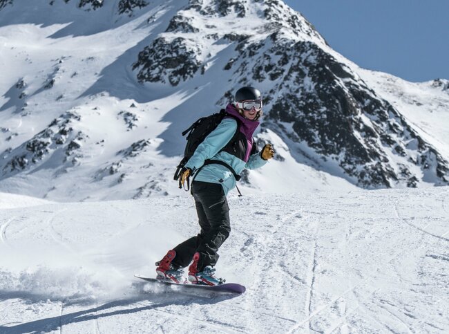 St. Jakob Snowboard Ein Snowboarder auf einer Abfahrt im Skizentrum St. Jakob i. D..