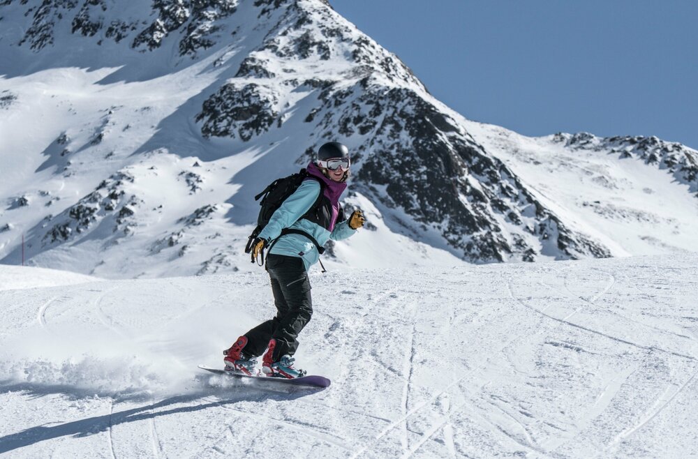 St. Jakob Snowboard Ein Snowboarder auf einer Abfahrt im Skizentrum St. Jakob i. D..