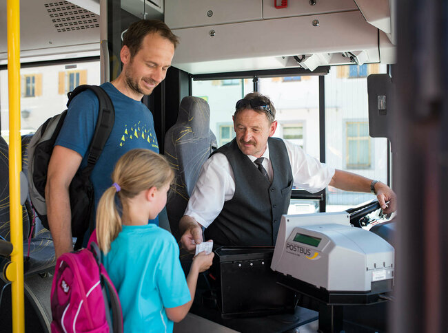 Kartenkauf im Bus Familie löst Bustickets beim Fahrer