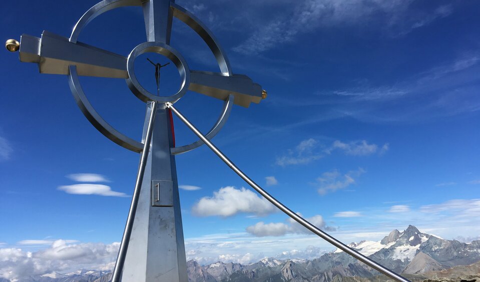 Gipfelkreuz Glödis Gipfelkreuz des Glödis im Debanttl mit Blick auf das umliegende Bergpanorama