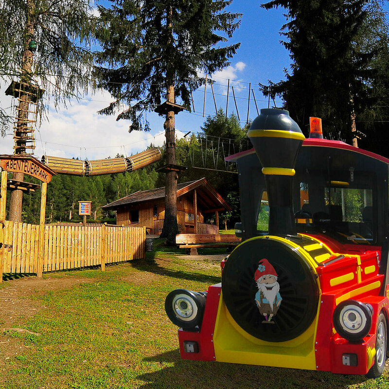 Wichtelzug Der Wichtelzug ist ein buntes Fahrwerk zum Transfer von Kindern zur Sommerbetreuung.