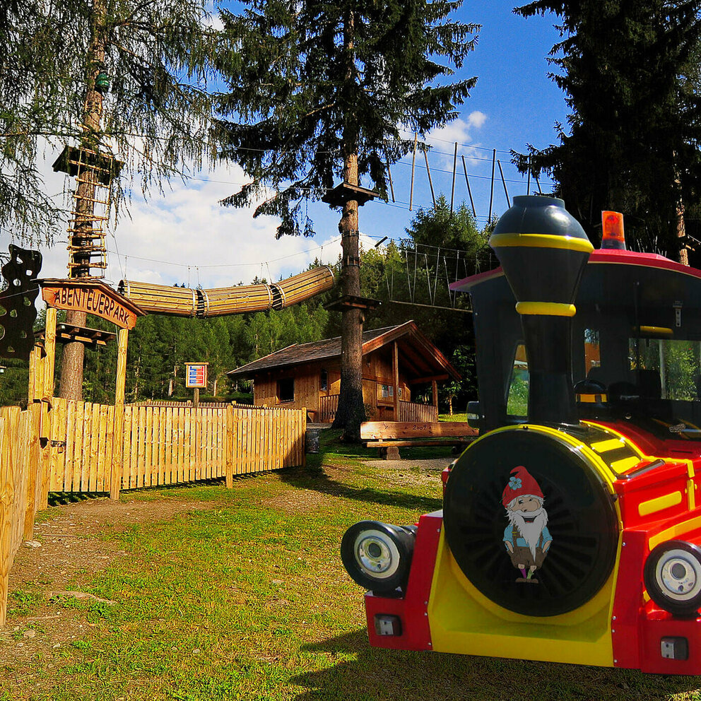 Wichtelzug Der Wichtelzug ist ein buntes Fahrwerk zum Transfer von Kindern zur Sommerbetreuung.