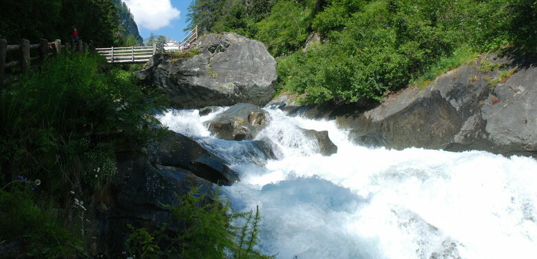 Wasserschaupfad Umbalfälle Plattform Eine Plattform oberhalb des tosenden Wasserfalls "Umbalfälle" im Virgental