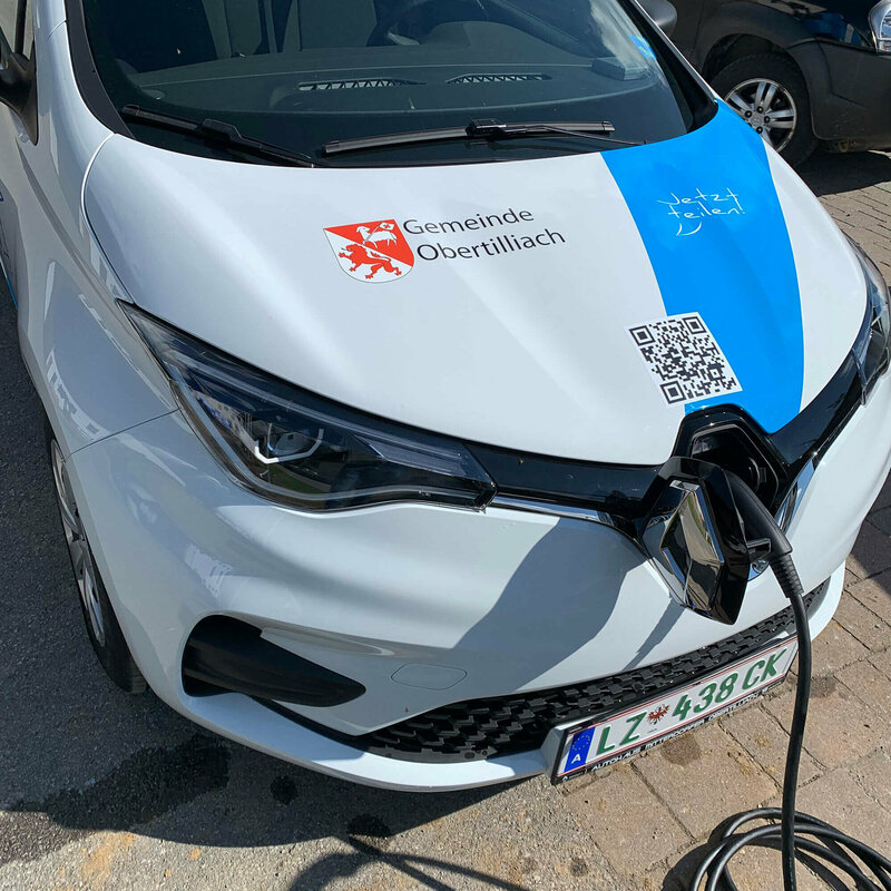 Carsharing Fahrzeug das gerade am Strom hängt und seine Batterie auflädt