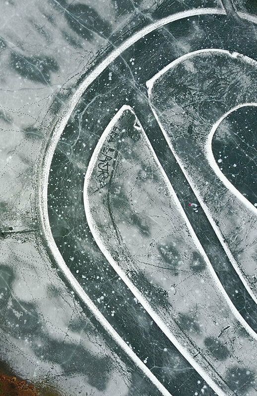 Eislaufplatz Tristachersee Der Eislaufplatz am Tristachersee aus der Vogelperspektive fotografiert. Eine ovale Spur ist auf dem Eis.