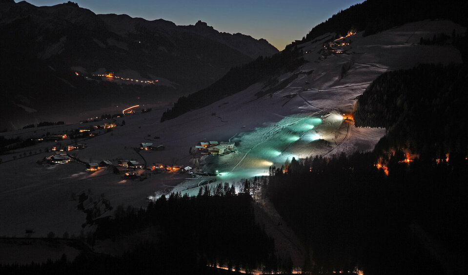 Lanalift Anras Blick auf den beleuchteten Lanalift bei Nacht in Anras.