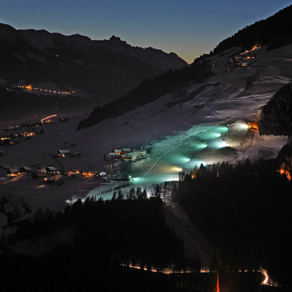 Lanalift Anras Blick auf den beleuchteten Lanalift bei Nacht in Anras.