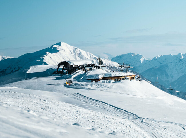 Zettersfeld - Blick auf eine Bergspitze im Schnee