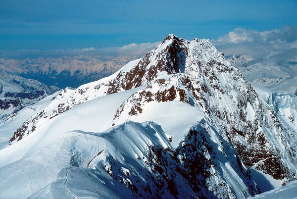 Der Berg Dreiherrnspitze mit Schneedecke.