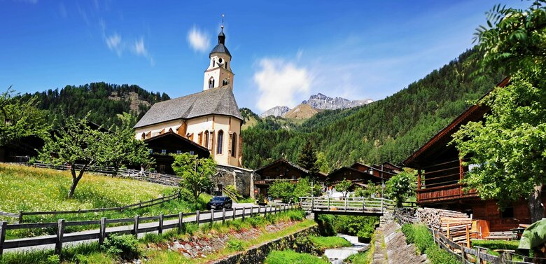 Wallfahrtskirche Maria Schnee Die Wallfahrtskirche Maria Schnee steht direkt neben der Straße und dem Nilbach in Virgen.