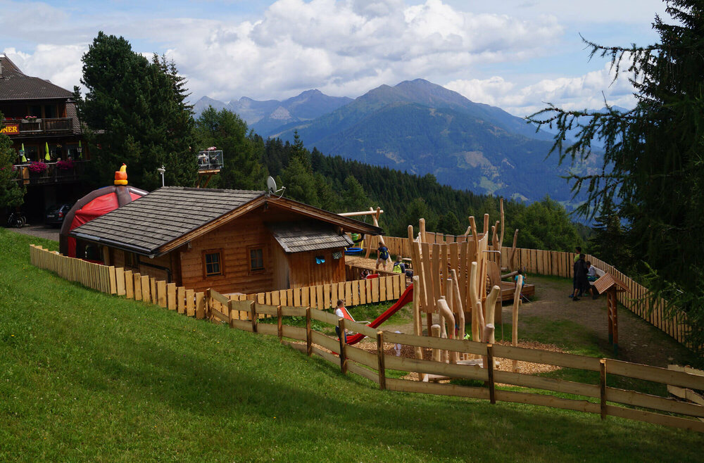 Familienpark Zettersfeld Der Spielplatz mit verschiedenen Holzelementen im Familienpark Zettersfeld.