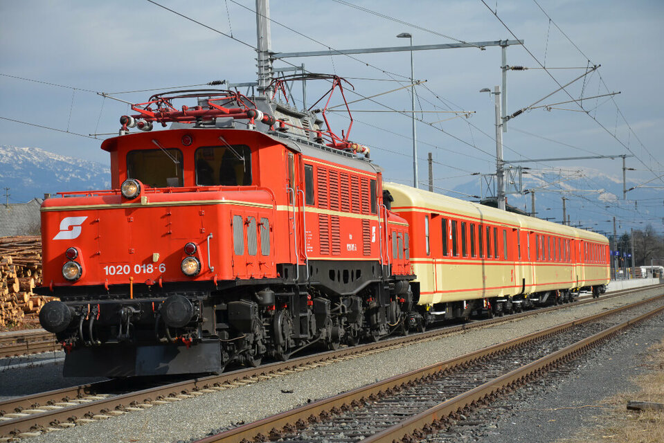 Südbahn Express E-Lok Krokodil in rot zieht eine Wagengarnitur