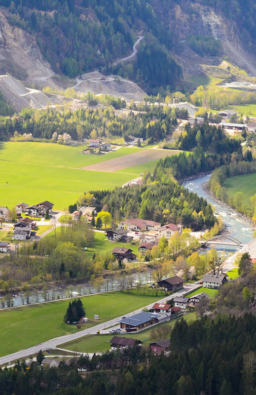 St. Johann Wald Luftaufnahme von St. Johann im Walde im Sommer mit grünen Wiesen und Wäldern.