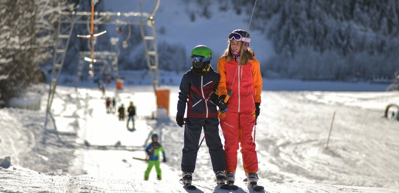 Kinder Schlepplift Kinder werden der Reihe nach vom Schlepplift an den Startpunkt der Pistenabfahrt gebracht.