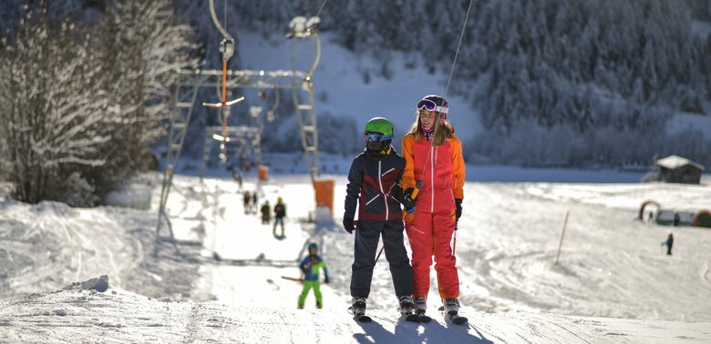 Kinder Schlepplift Kinder werden der Reihe nach vom Schlepplift an den Startpunkt der Pistenabfahrt gebracht.